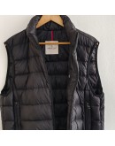  Moncler Rocoque立領刺繡字背心 黑